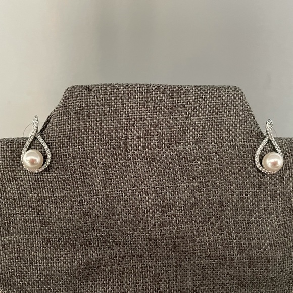 Pearl Infinity Bridal Necklace & Earring Set - Picture 4 of 6